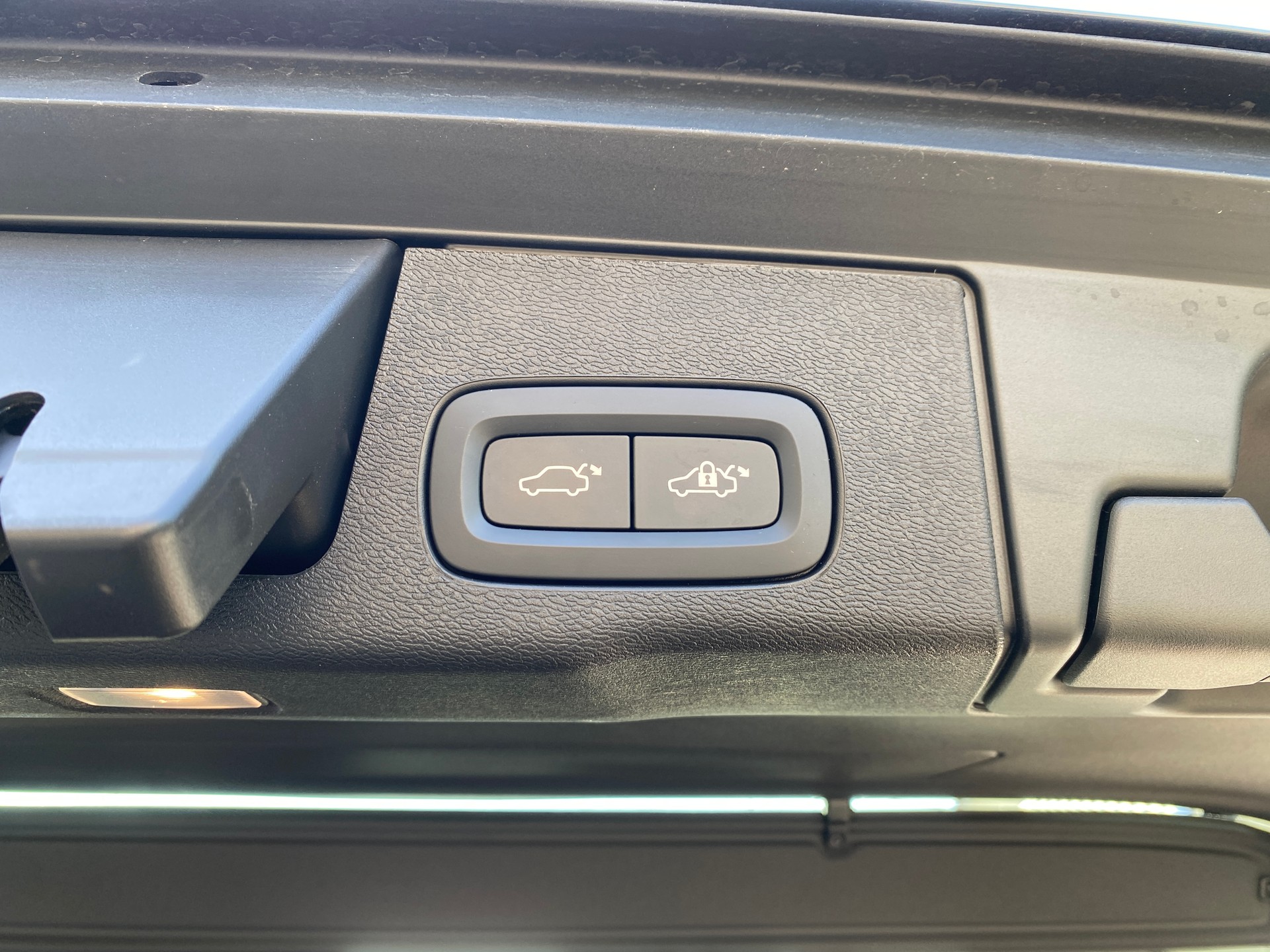 VOLVO XC60 B5 Diesel Mild Hybrid AWD R-Design Geartronic-image-16