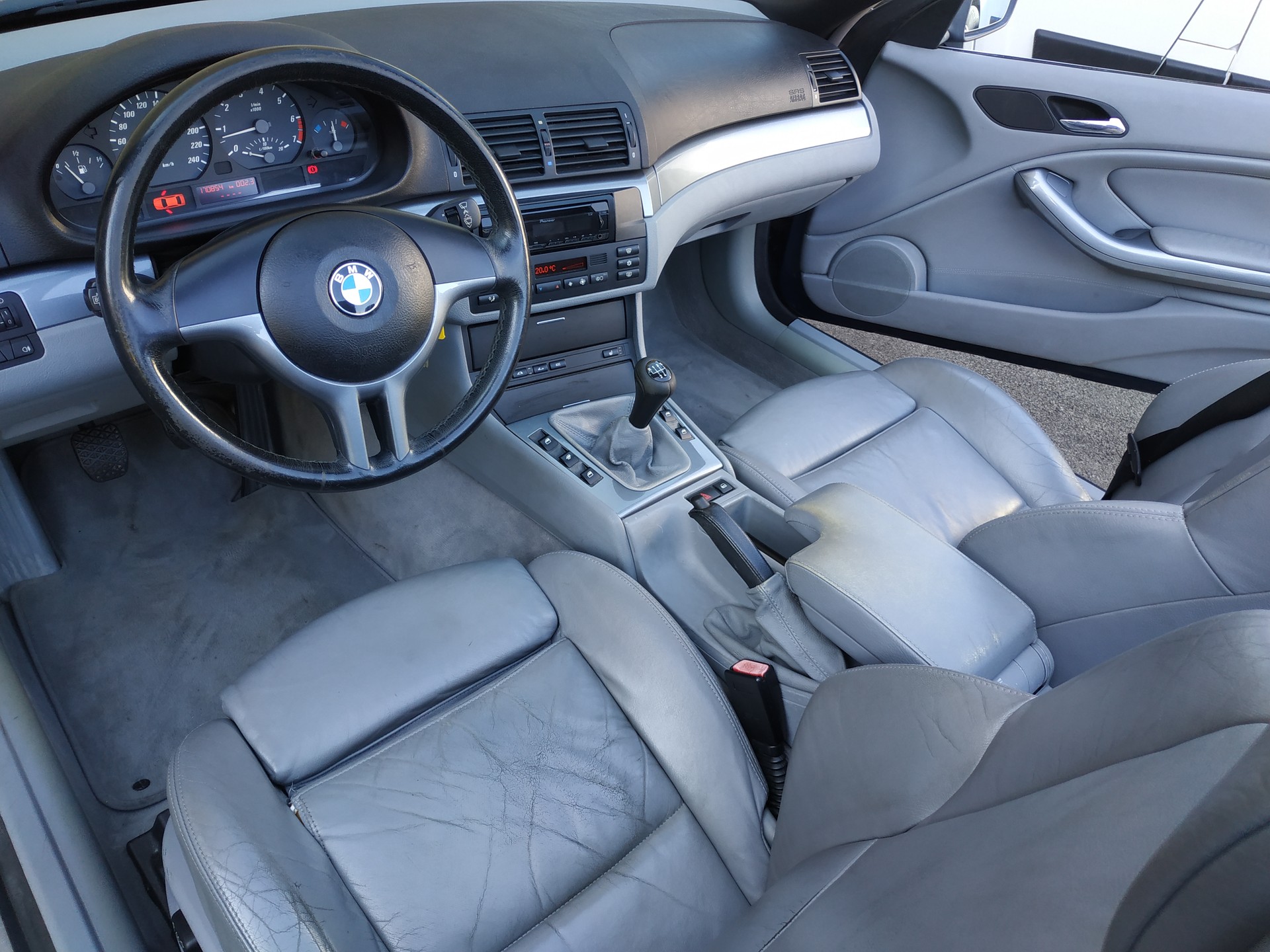 BMW 323Ci Cabriolet-image-12