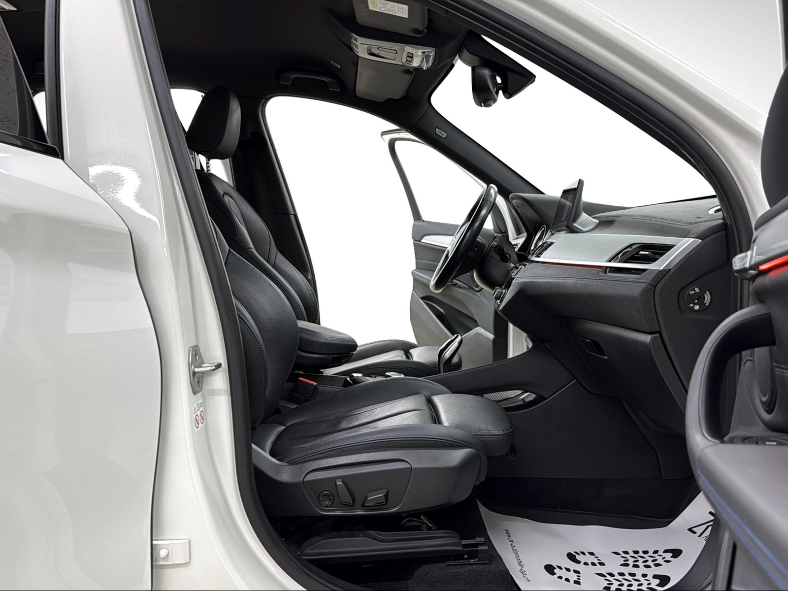BMW X1 xDrive 20i M Sport Alpinweiss Steptronic ★ RF-Kamera ★ Komfortzugang ★ Head-Up-Display ★ Leder ★ AHK ★-image-8