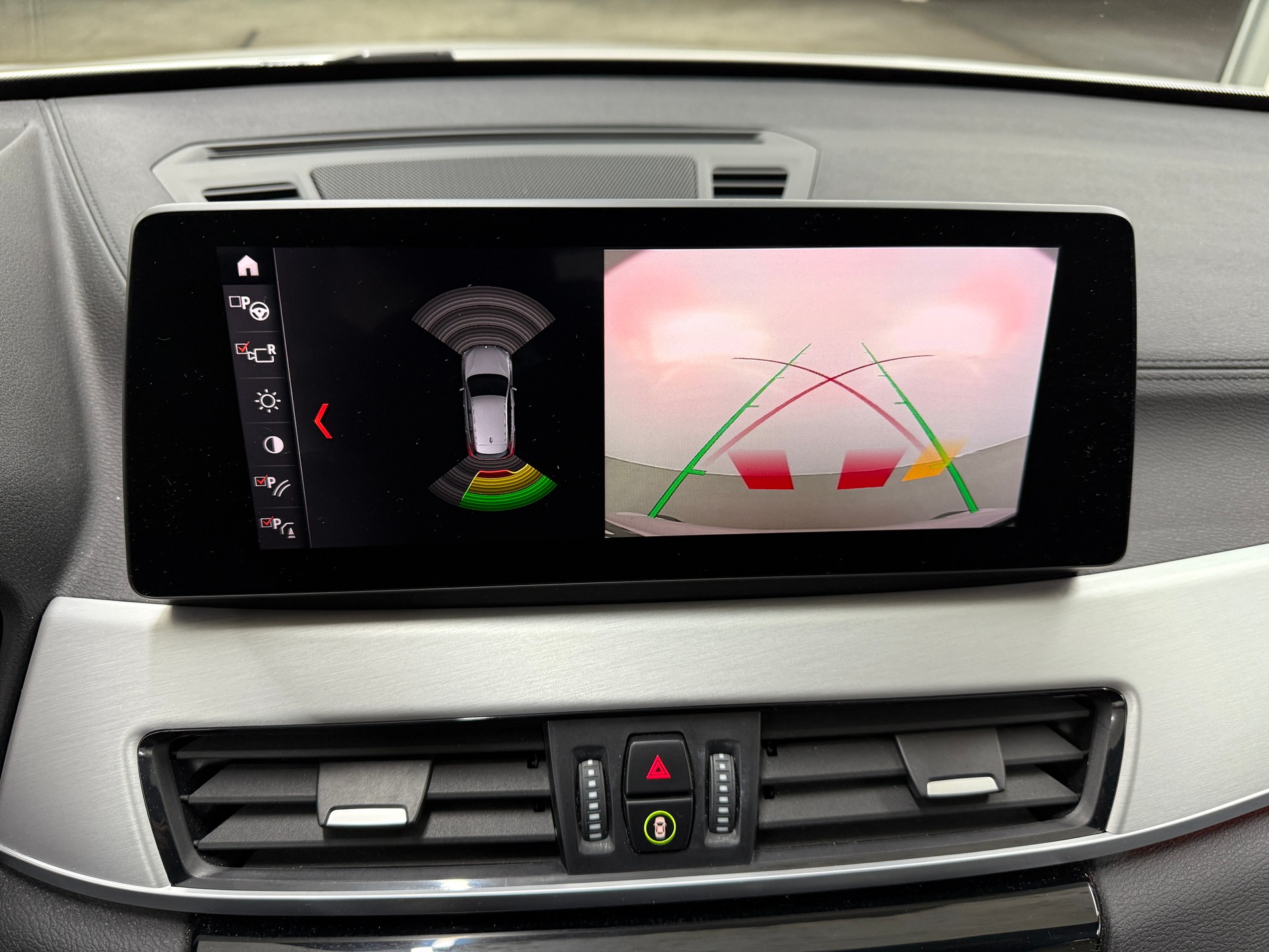 BMW X1 xDrive 20i M Sport Alpinweiss Steptronic ★ RF-Kamera ★ Komfortzugang ★ Head-Up-Display ★ Leder ★ AHK ★-image-12