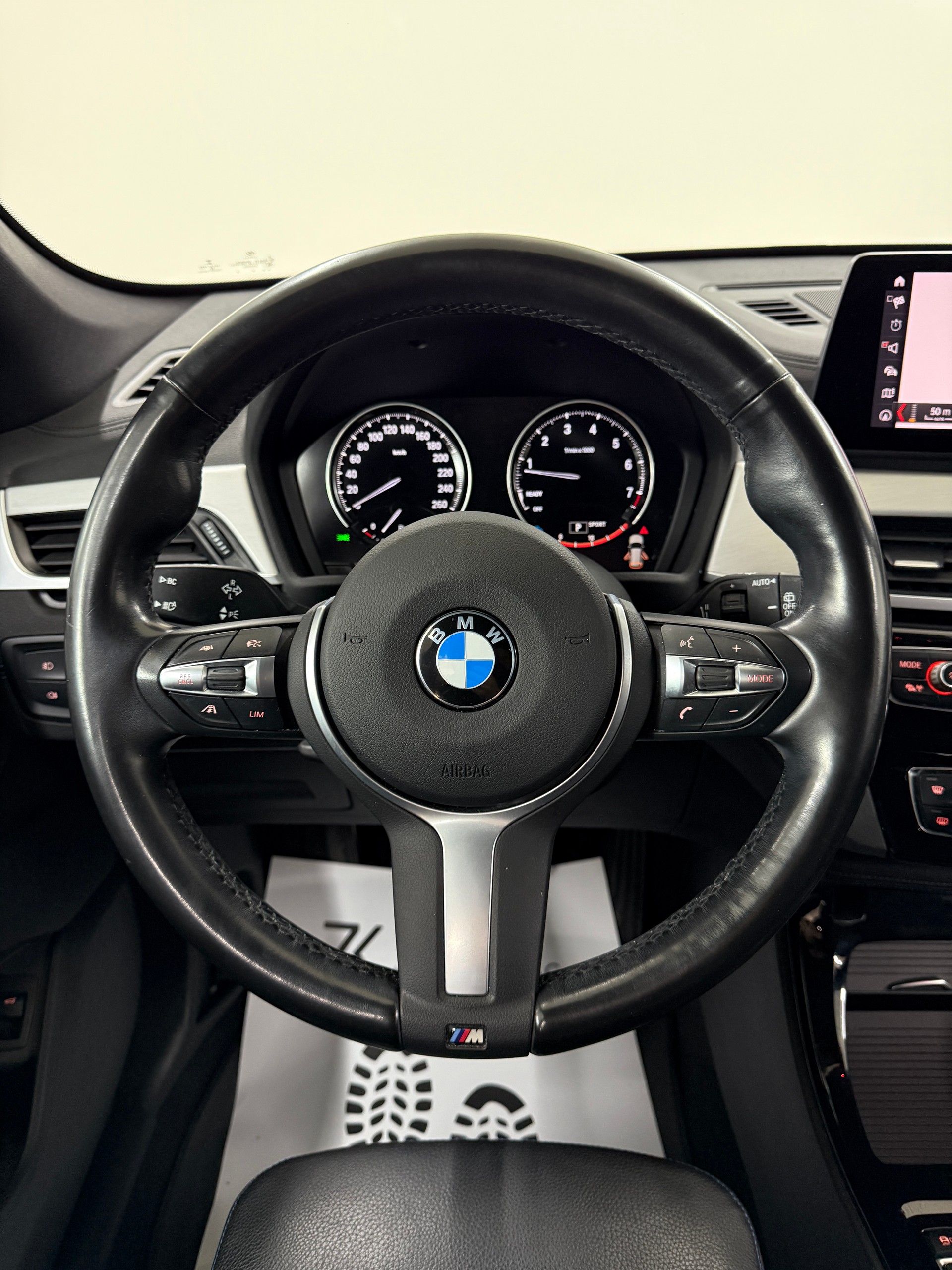 BMW X1 xDrive 20i M Sport Alpinweiss Steptronic ★ RF-Kamera ★ Komfortzugang ★ Head-Up-Display ★ Leder ★ AHK ★-image-11