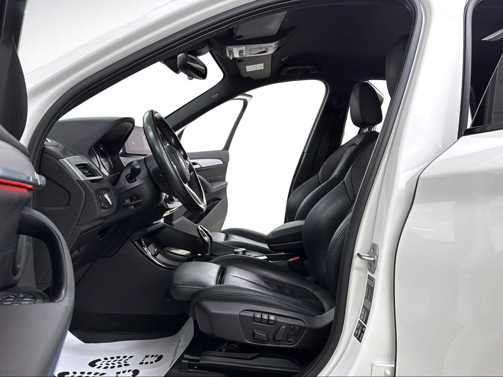 BMW X1 xDrive 20i M Sport Alpinweiss Steptronic ★ RF-Kamera ★ Komfortzugang ★ Head-Up-Display ★ Leder ★ AHK ★-image-5