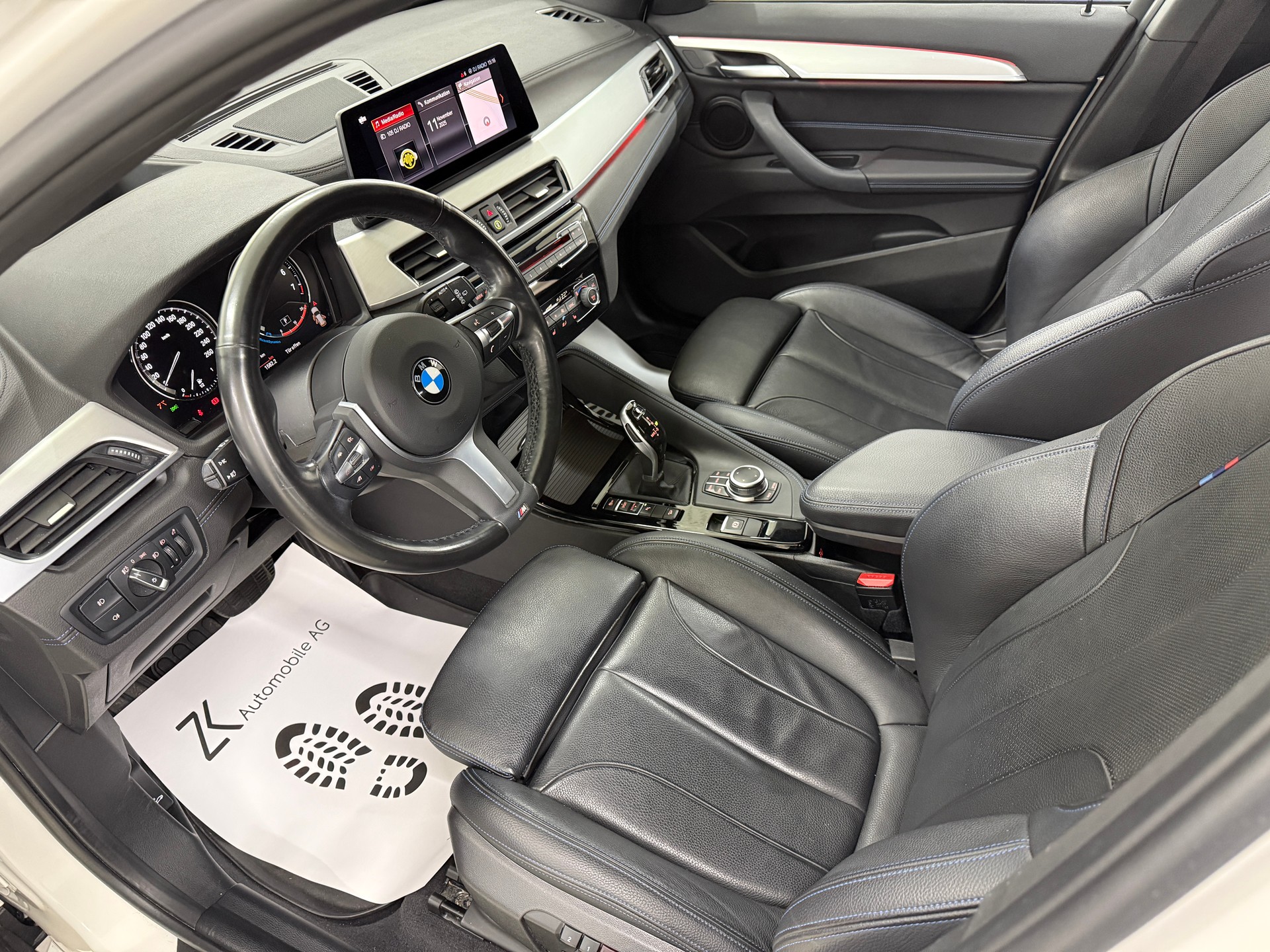 BMW X1 xDrive 20i M Sport Alpinweiss Steptronic ★ RF-Kamera ★ Komfortzugang ★ Head-Up-Display ★ Leder ★ AHK ★-image-6