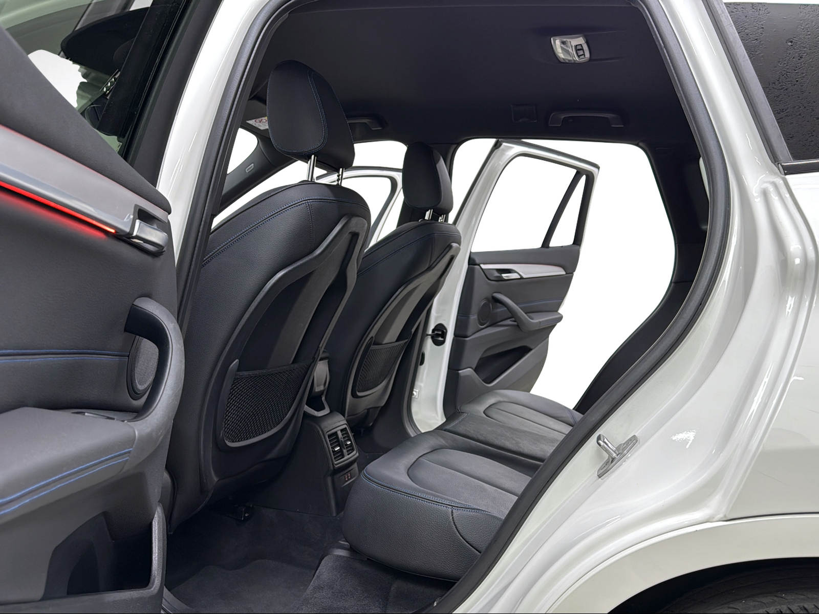 BMW X1 xDrive 20i M Sport Alpinweiss Steptronic ★ RF-Kamera ★ Komfortzugang ★ Head-Up-Display ★ Leder ★ AHK ★-image-7