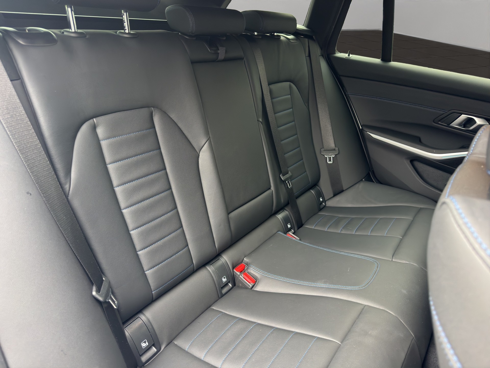 BMW 330d xDrive 48V Touring Steptronic M Sport-image-17