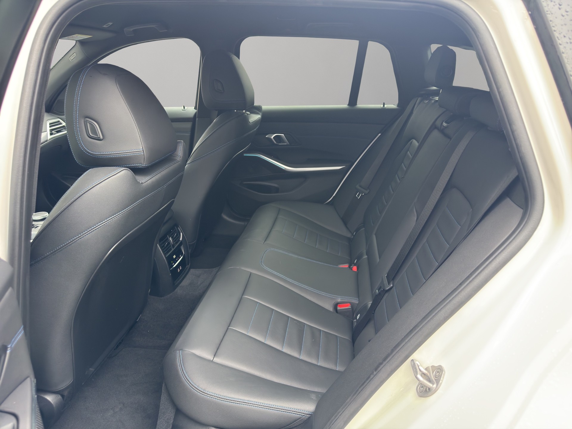 BMW 330d xDrive 48V Touring Steptronic M Sport-image-16