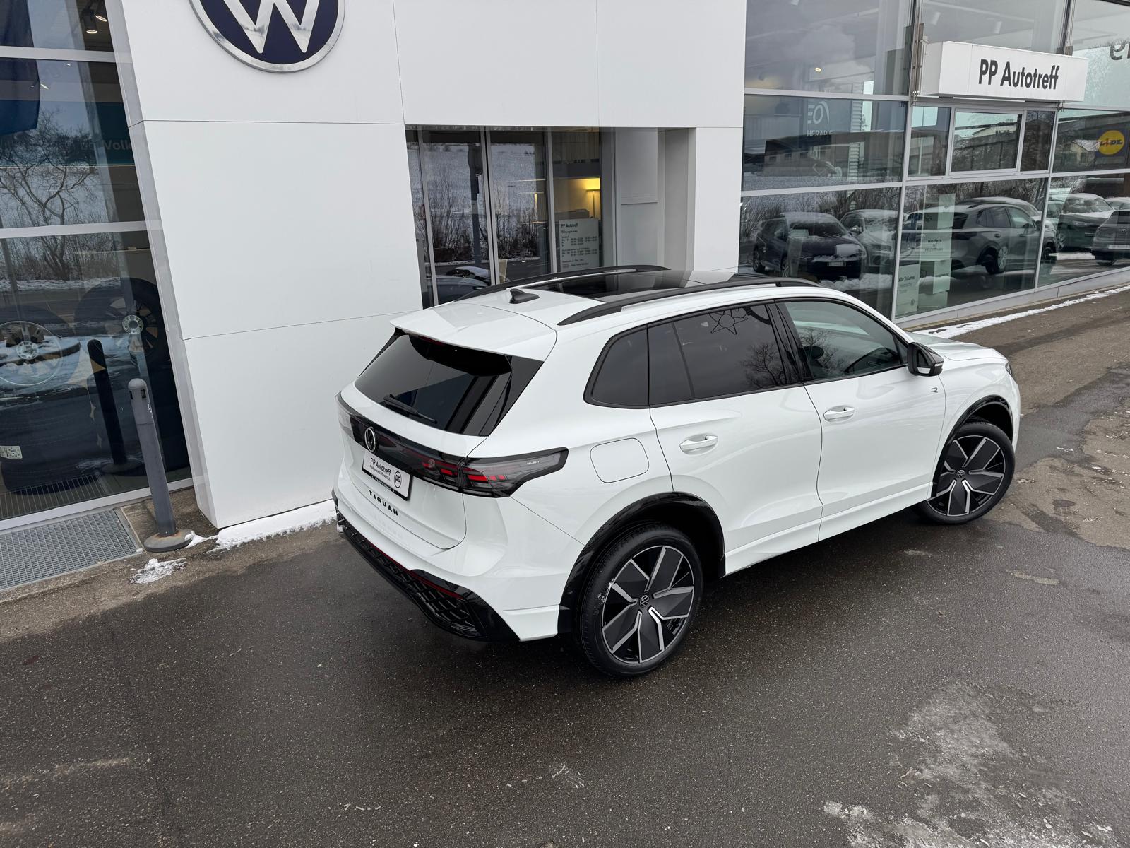 VW Tiguan 2.0 TSI DSG R-Line 4Motion-image-3