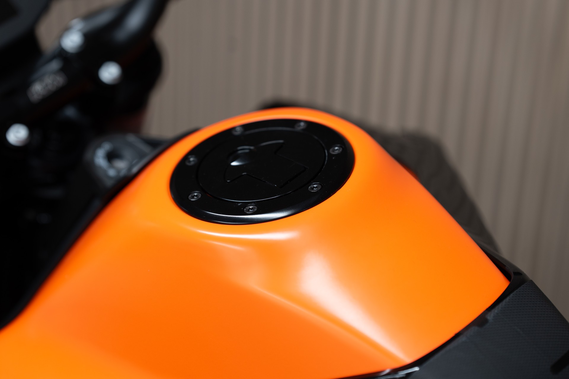 KTM 890 Duke GP-showroom-element-3