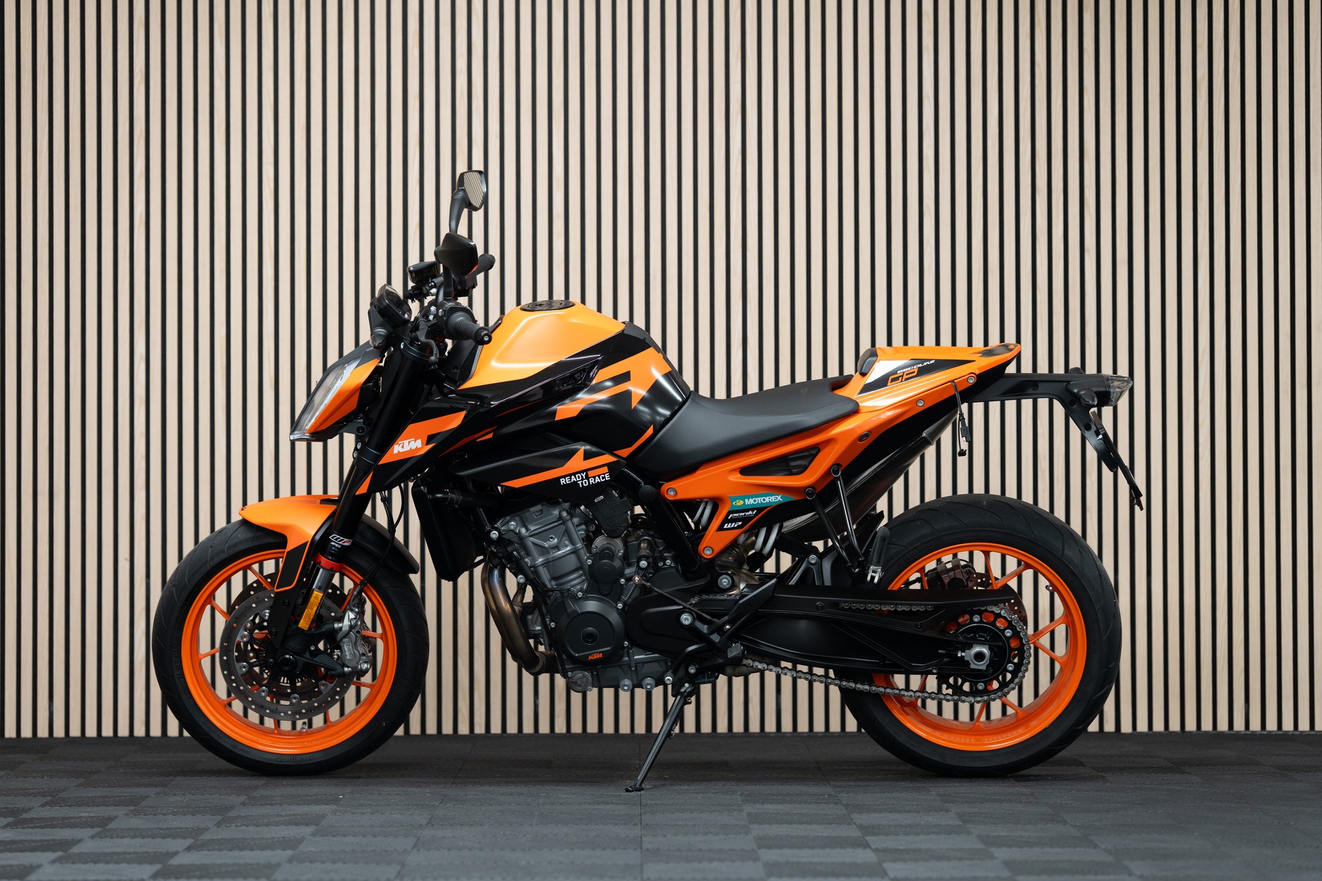 KTM 890 Duke GP-showroom-element-1