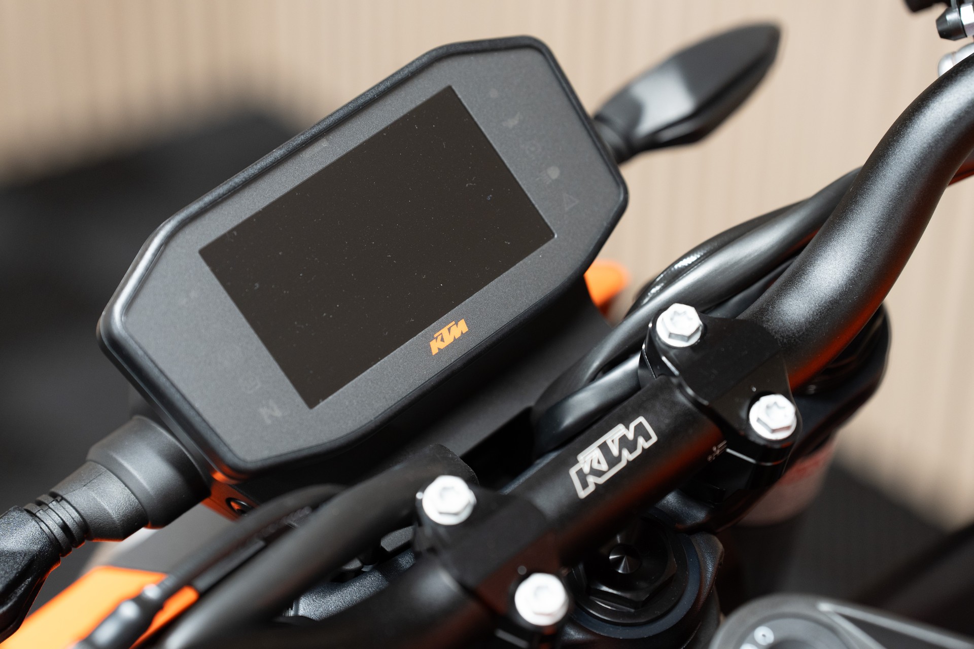 KTM 890 Duke GP-showroom-element-2