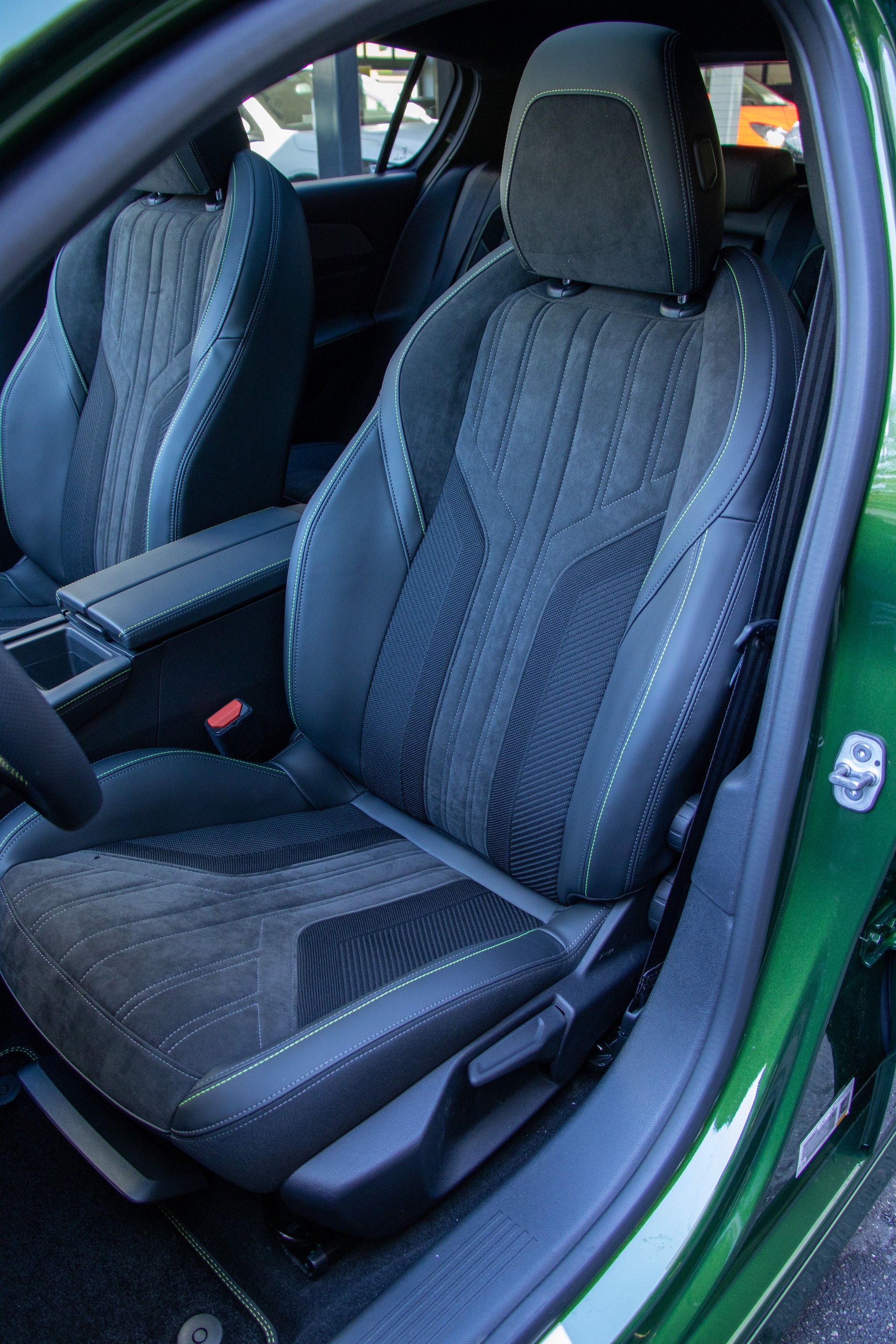PEUGEOT 308 1.2 Pure Tech GT EAT8-image-6