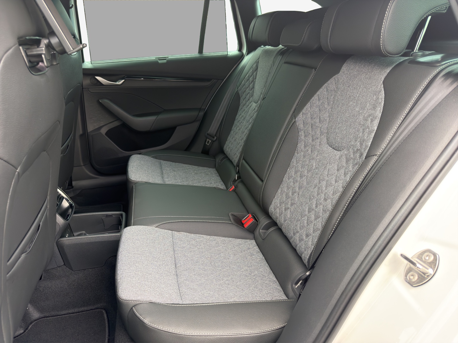 SKODA Octavia Combi 1.5 TSI mHEV DSG Sport Line-image-11
