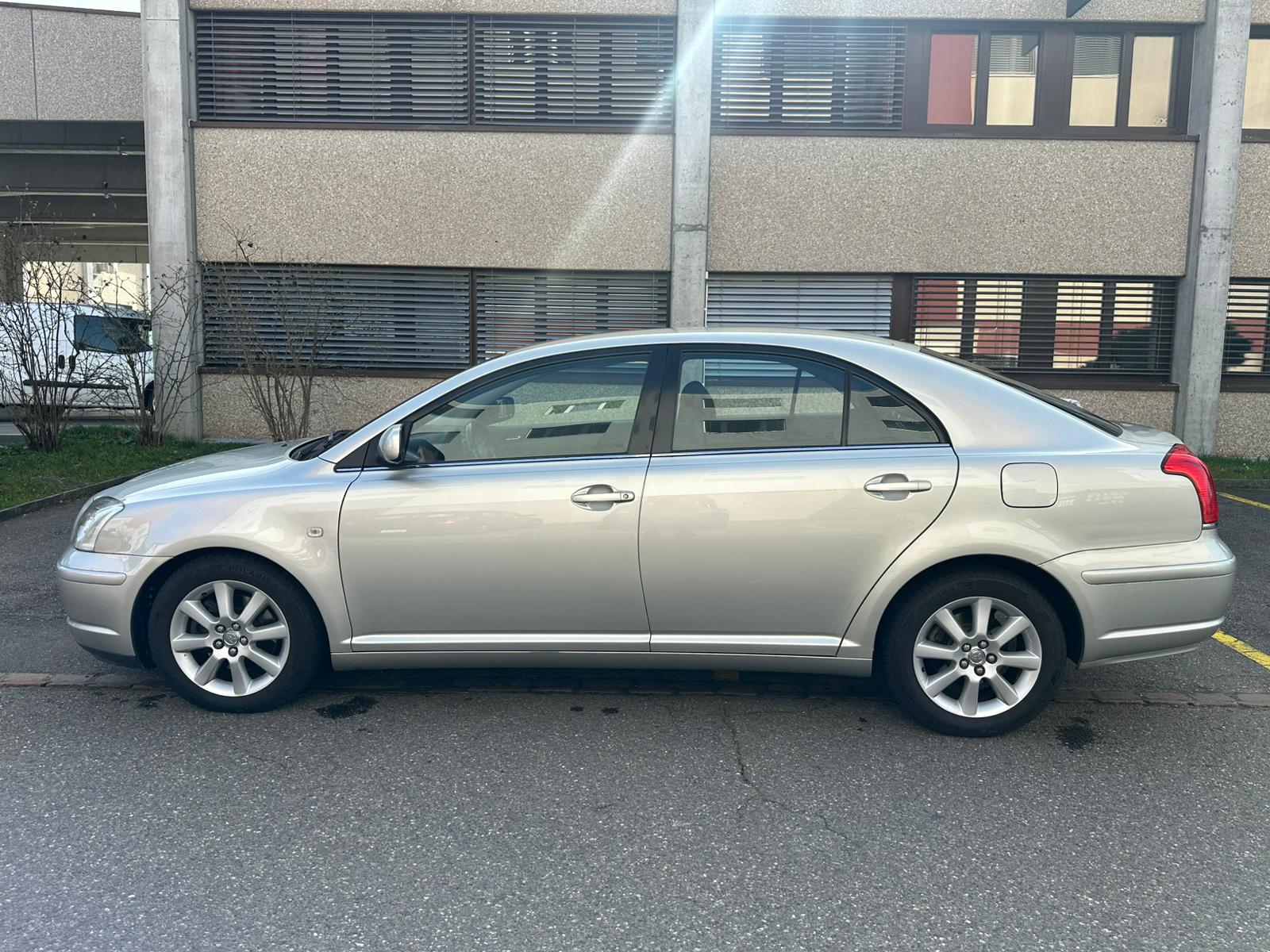 TOYOTA Avensis 2.0 D4 VVT-i Linea Sol Liftback-image-3