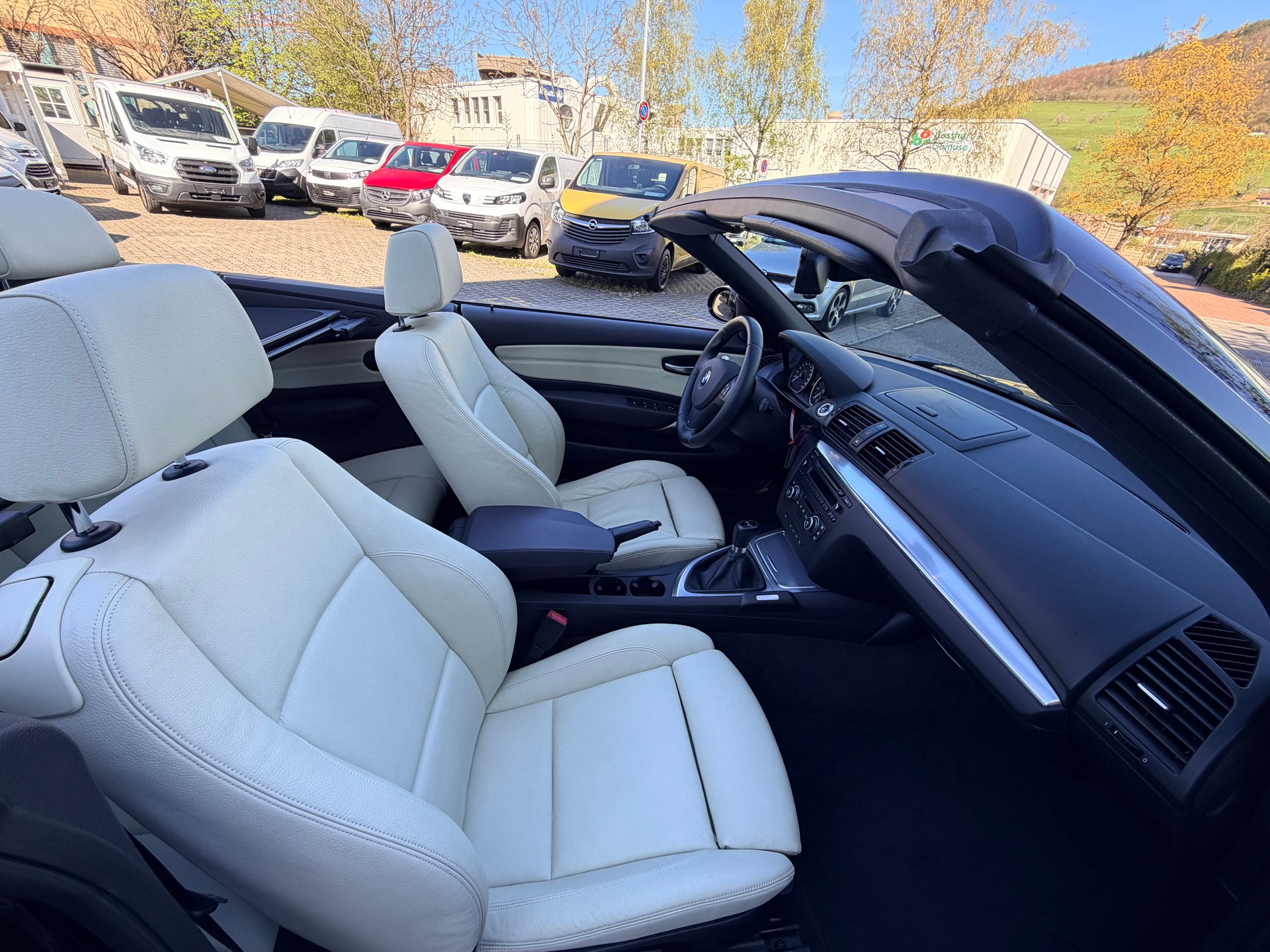 BMW 118i Cabrio-image-8