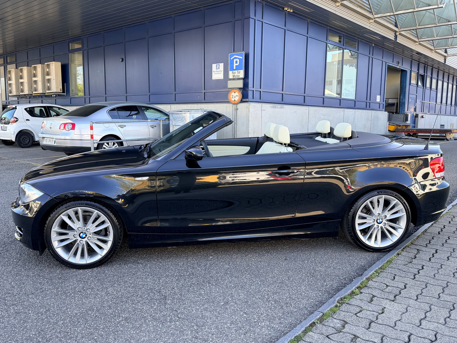 BMW 118i Cabrio-image-5