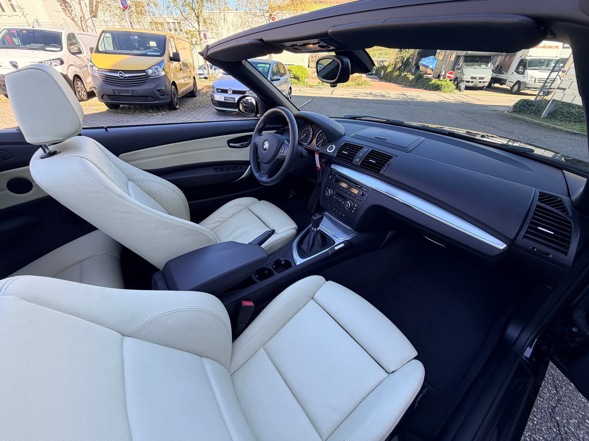 BMW 118i Cabrio-image-9