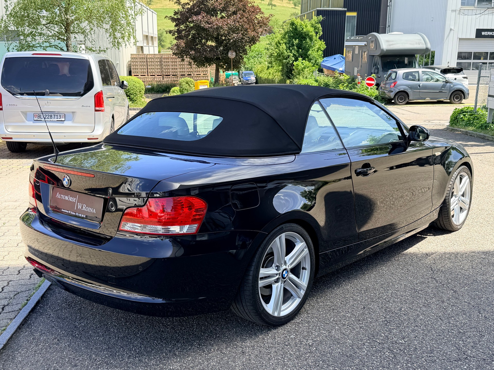 BMW 118i Cabrio-showroom-element-2