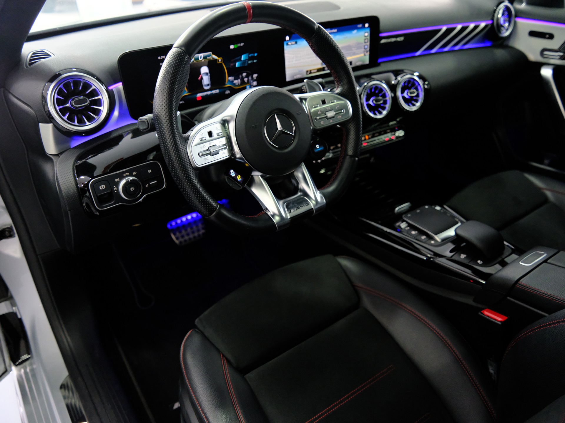 MERCEDES-BENZ A 35 AMG 4Matic Speedshift-image-8