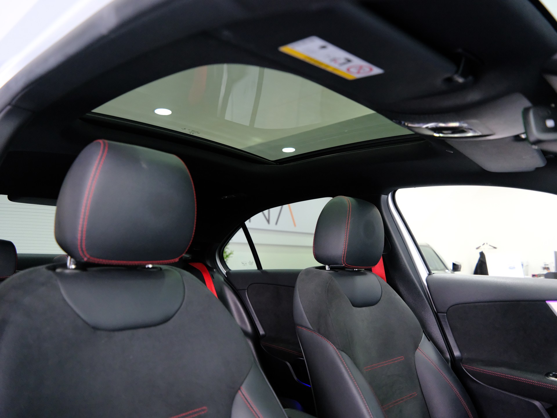 MERCEDES-BENZ A 35 AMG 4Matic Speedshift-image-17