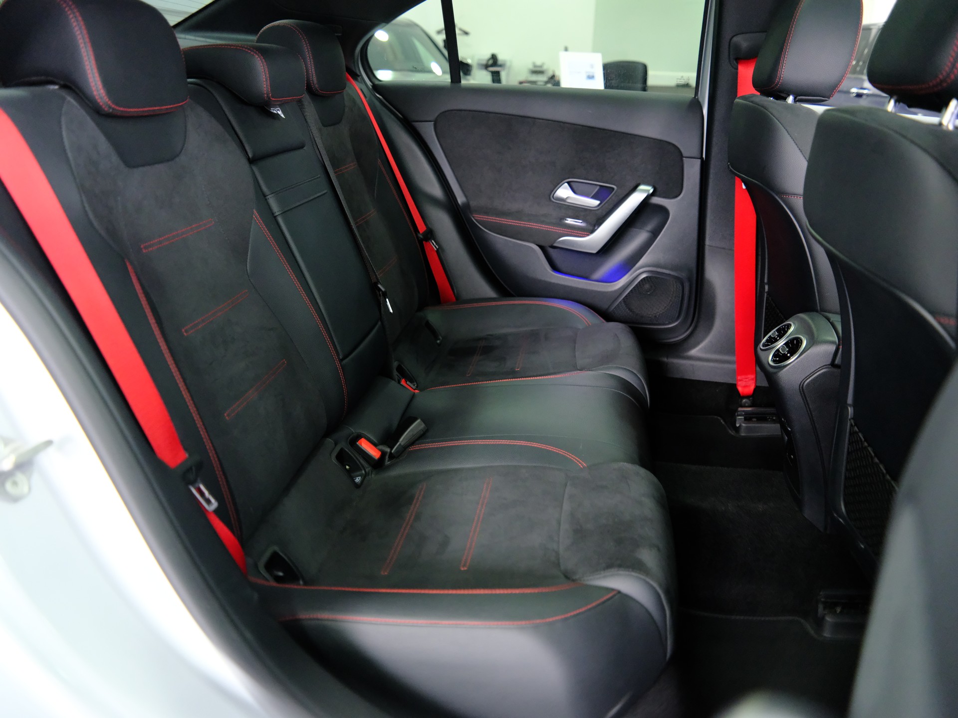 MERCEDES-BENZ A 35 AMG 4Matic Speedshift-image-16