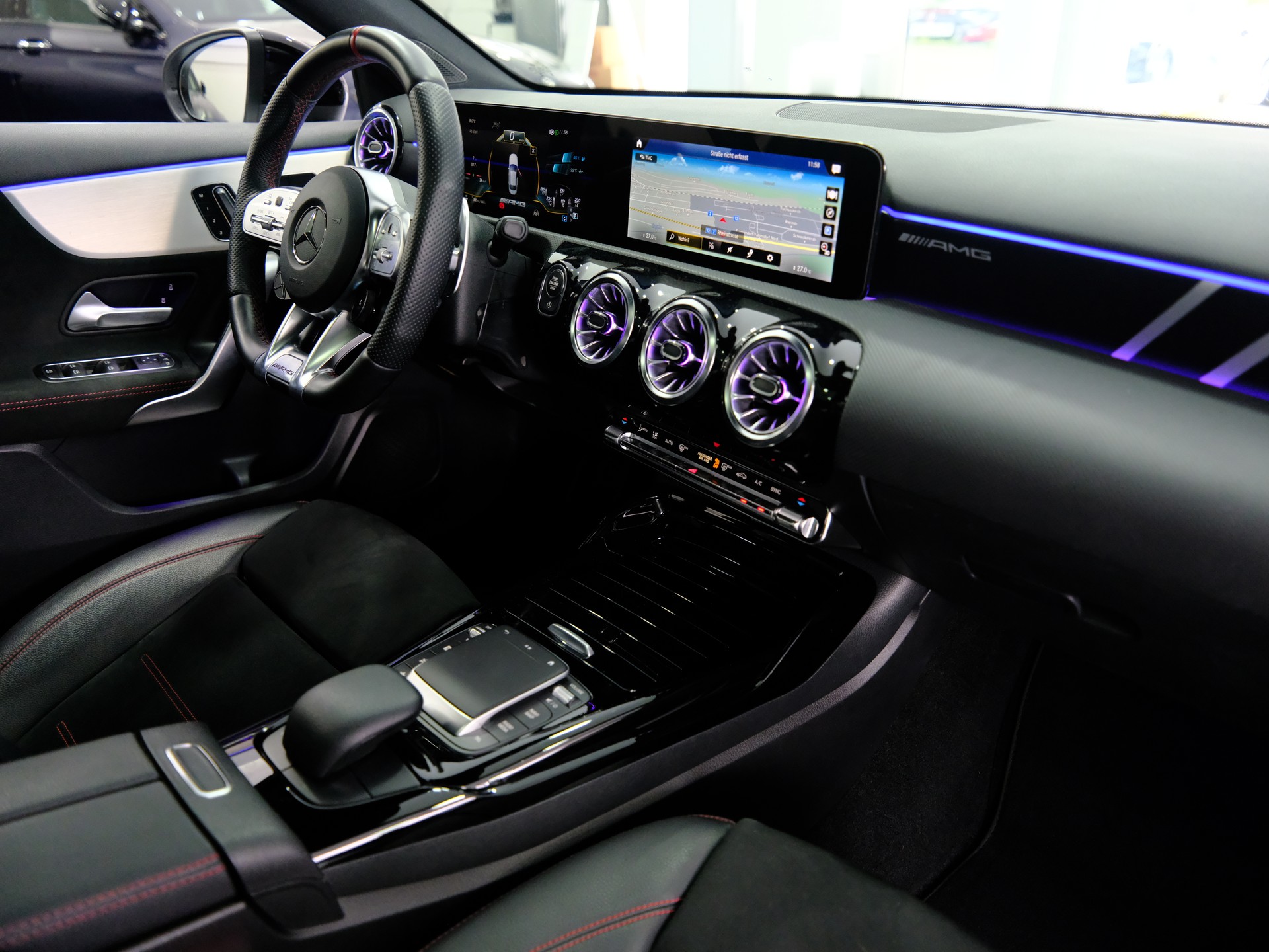 MERCEDES-BENZ A 35 AMG 4Matic Speedshift-image-14