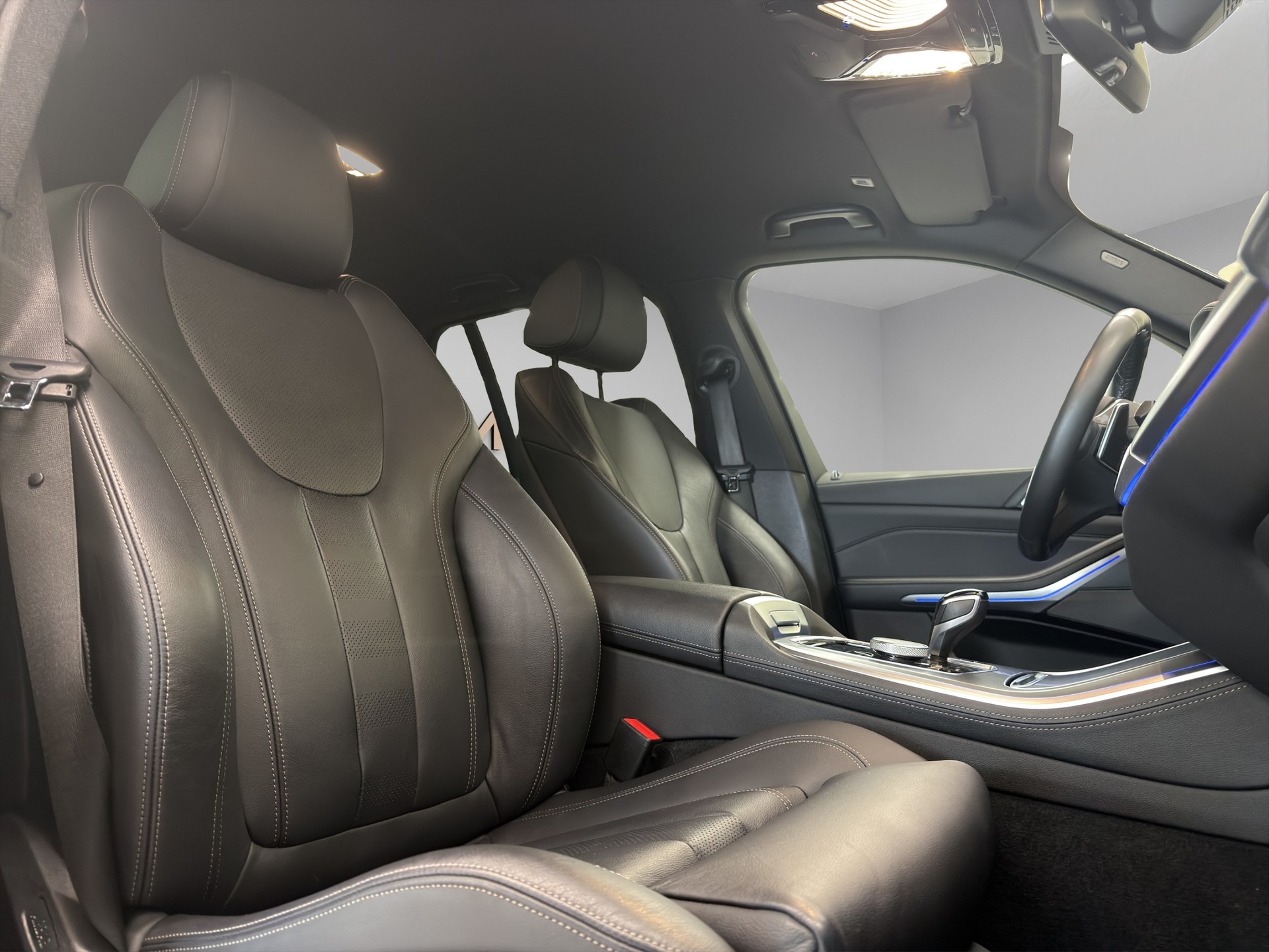 BMW X5 xDrive M50i Steptronic-image-12