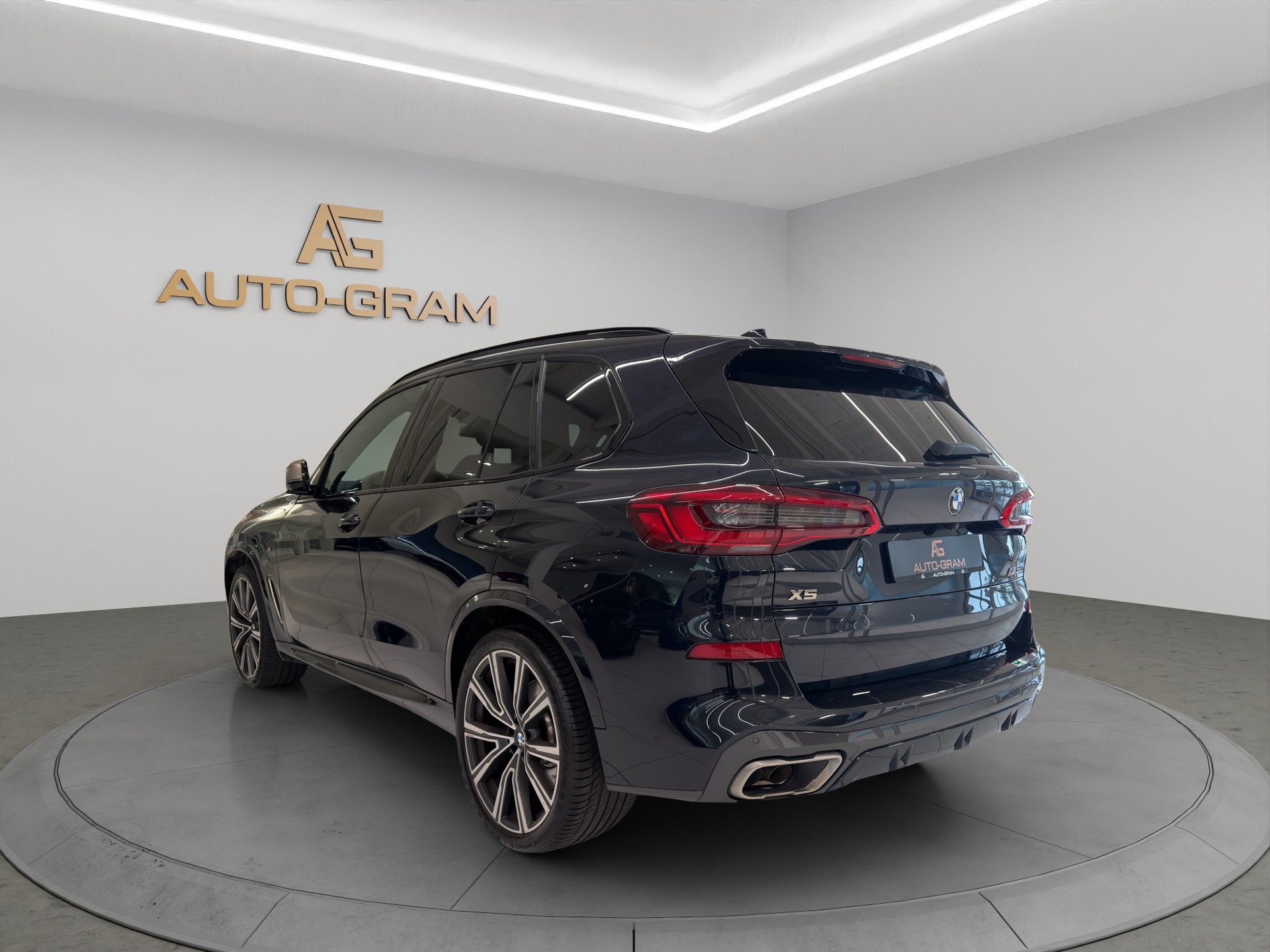 BMW X5 xDrive M50i Steptronic-image-2