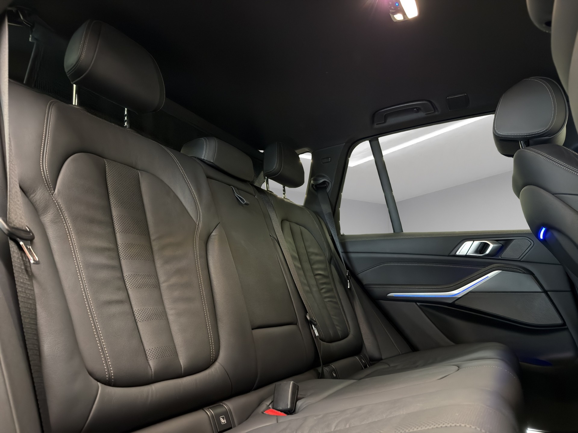 BMW X5 xDrive M50i Steptronic-image-14