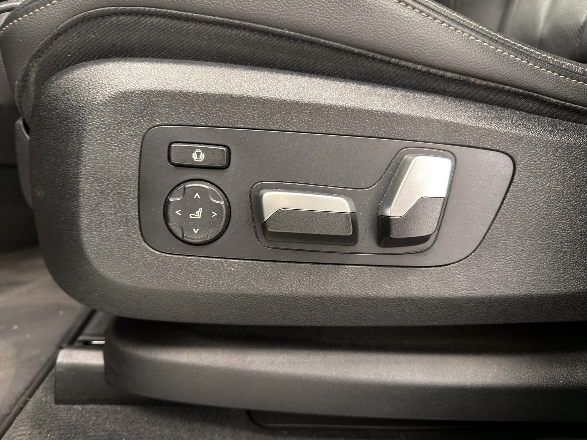 BMW X5 xDrive M50i Steptronic-image-21