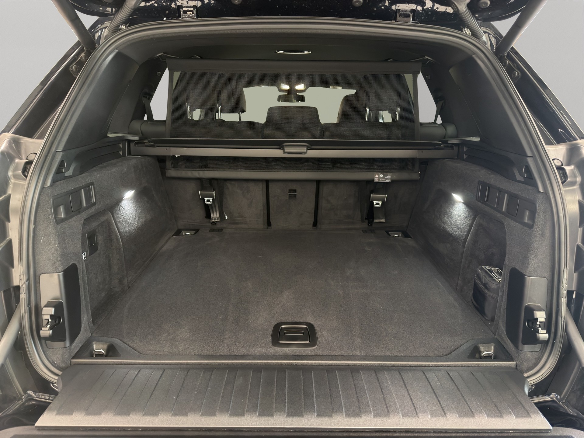 BMW X5 xDrive M50i Steptronic-image-25