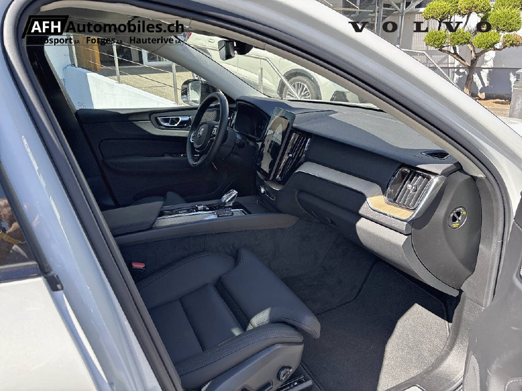 VOLVO XC60 2.0 T6 TE Plus Dark eAWD-image-8