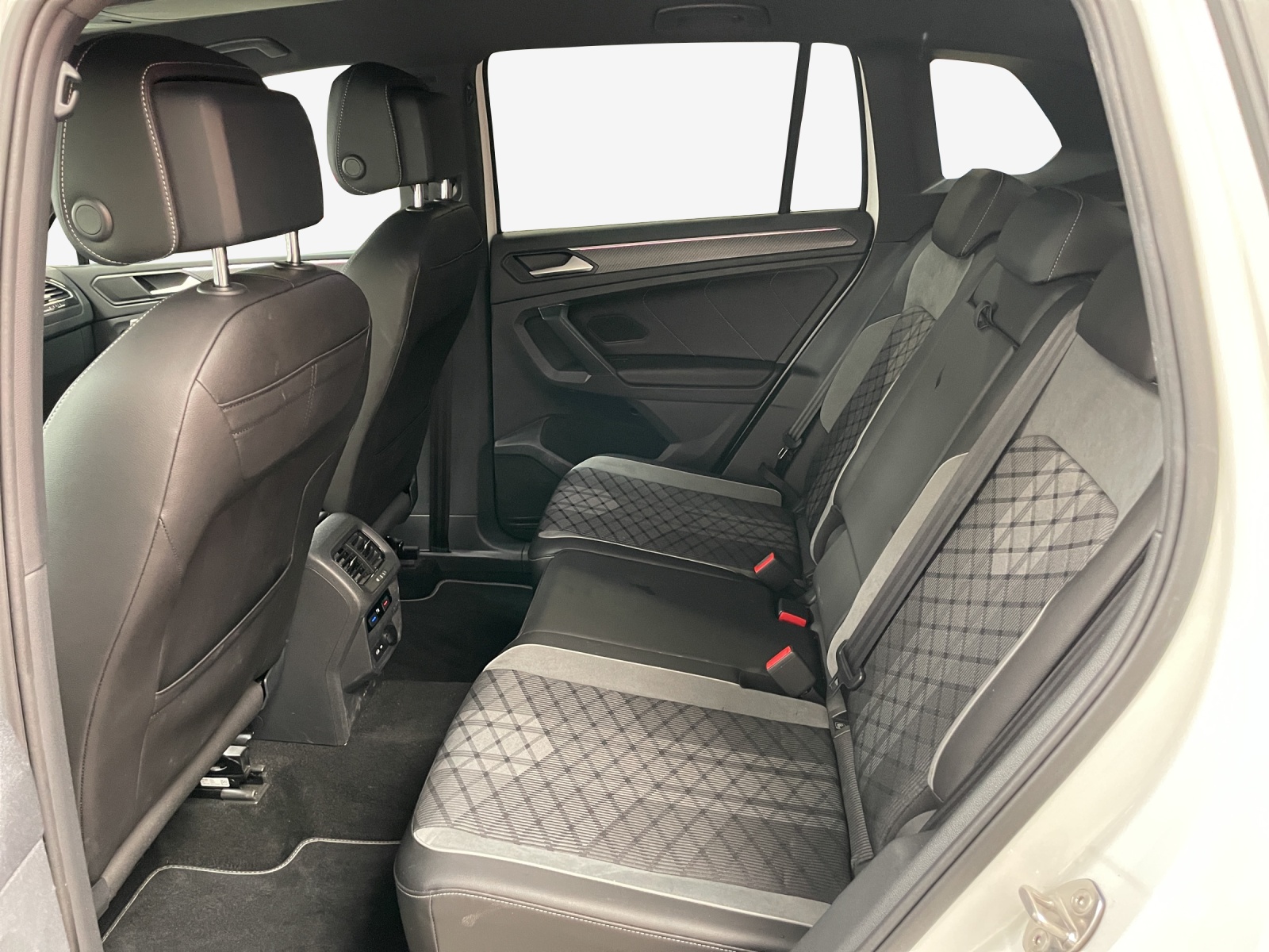 VW Tiguan 2.0TSI R-Line 4Motion DSG-image-11