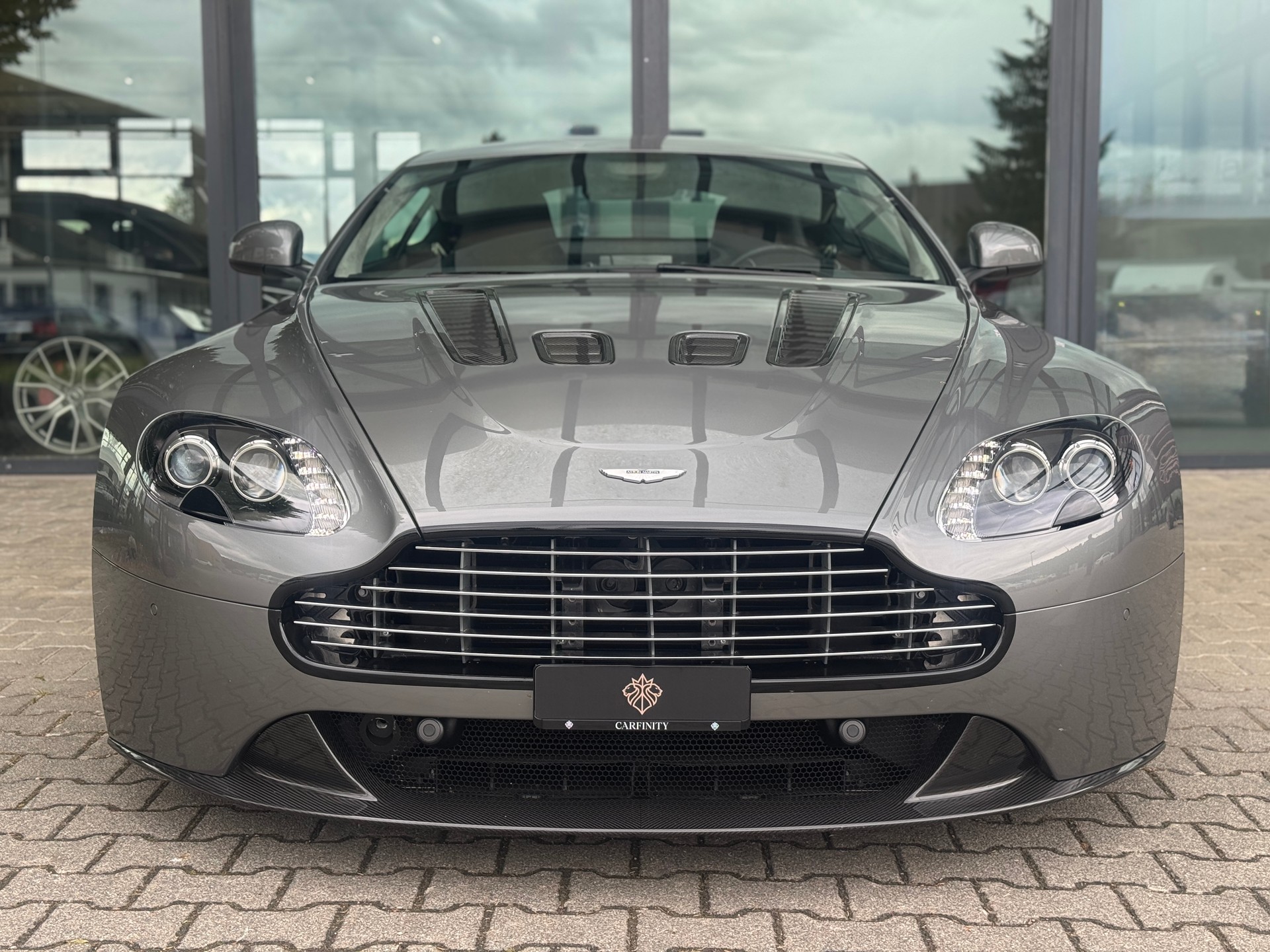 ASTON MARTIN V12 Vantage 6.0-showroom-element-1