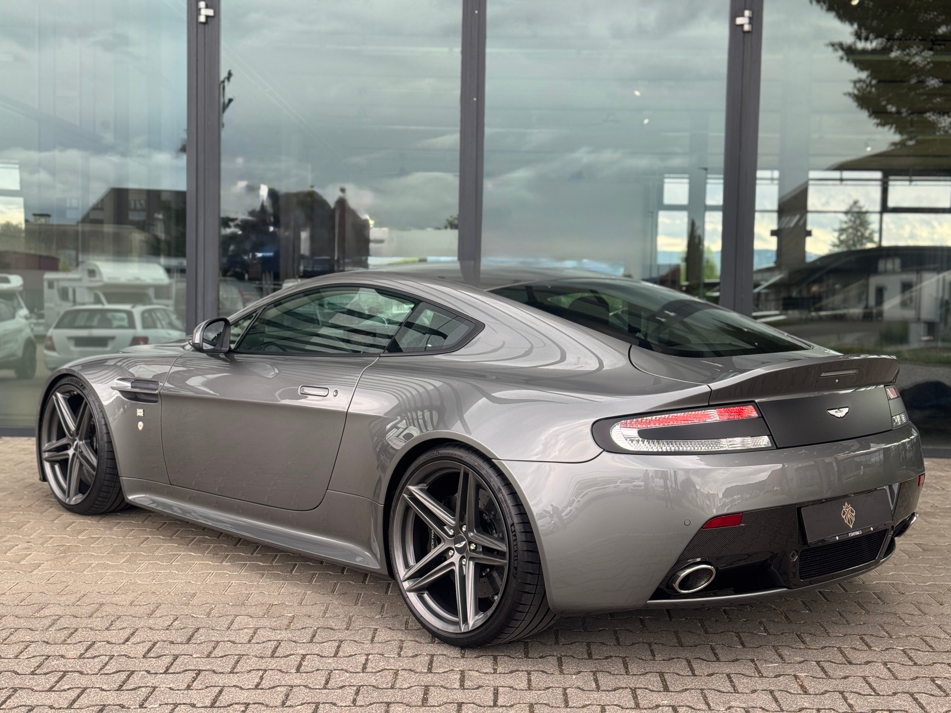 ASTON MARTIN V12 Vantage 6.0-showroom-element-3