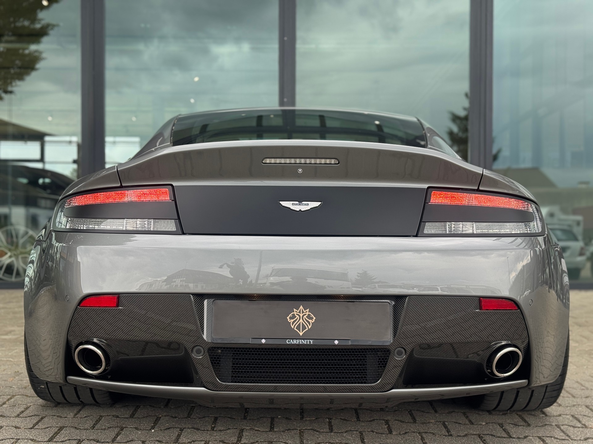 ASTON MARTIN V12 Vantage 6.0-image-4