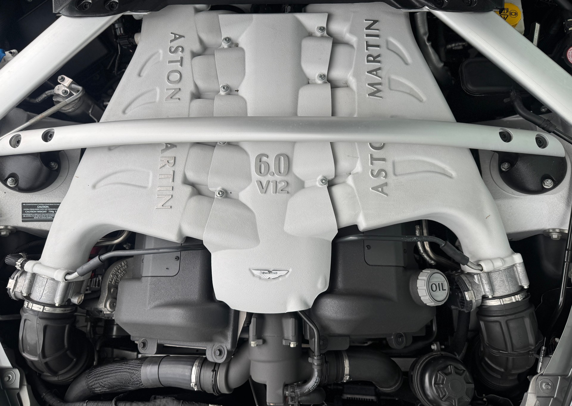 ASTON MARTIN V12 Vantage 6.0-image-8