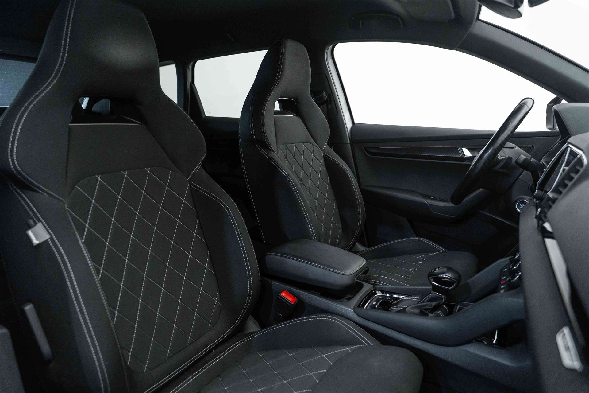 SKODA Karoq 2.0 TDI SCR SportLine 4x4 DSG-image-11
