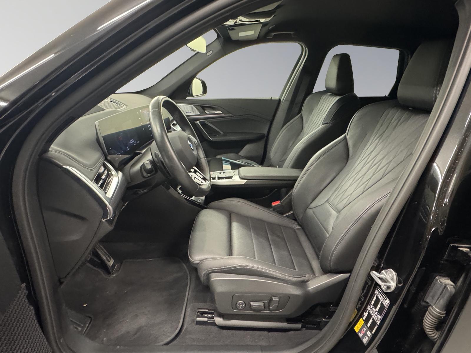 BMW iX1 30 xDrive-image-10
