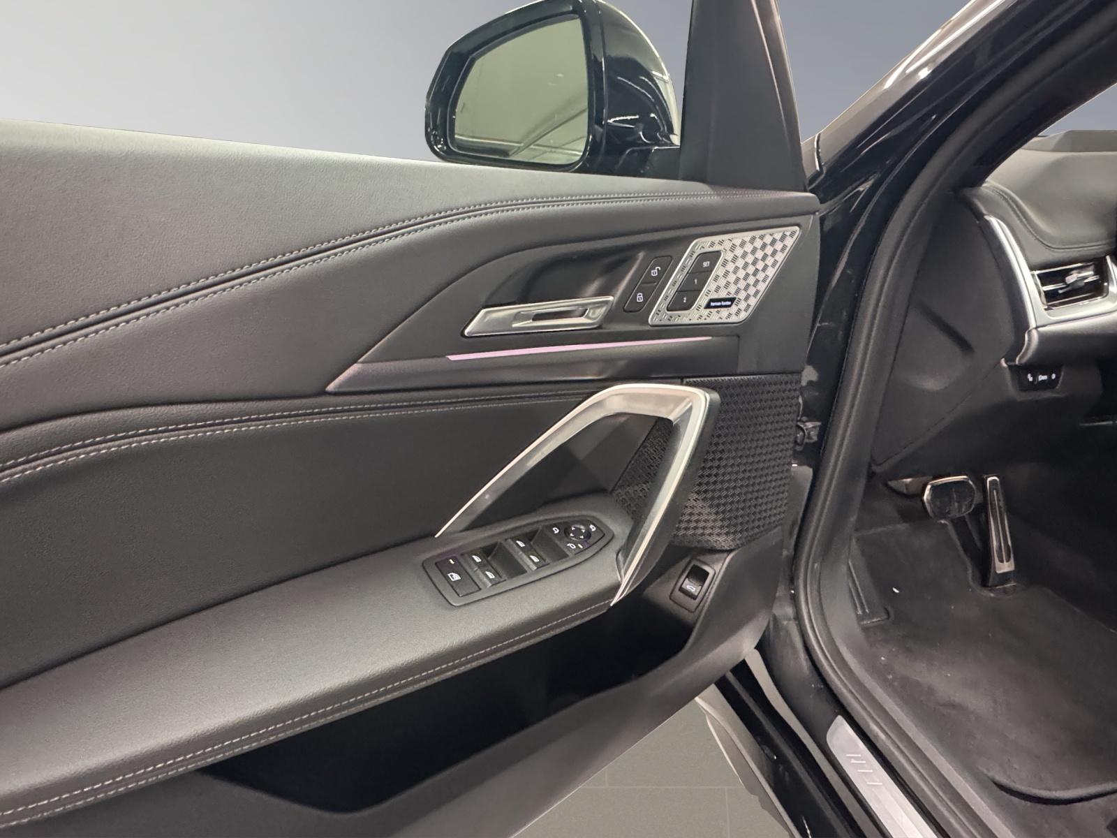 BMW iX1 30 xDrive-image-12