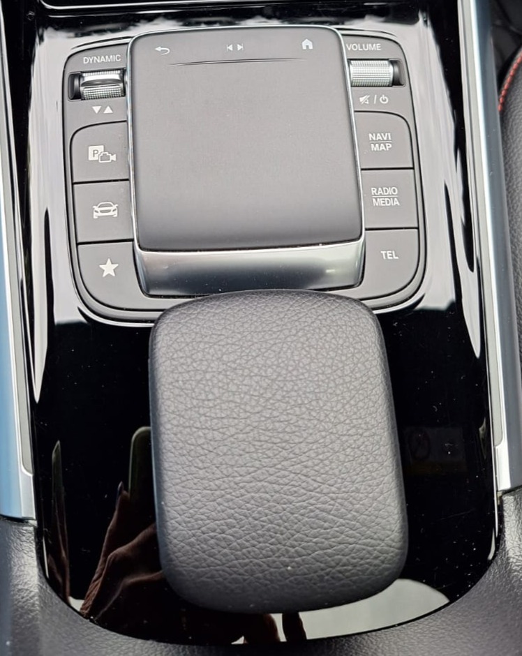 MERCEDES-BENZ GLA 200 AMG Line 4matic-image-4