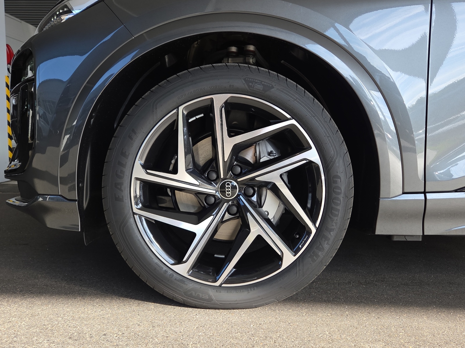 AUDI Q6 e-tron quattro-image-9