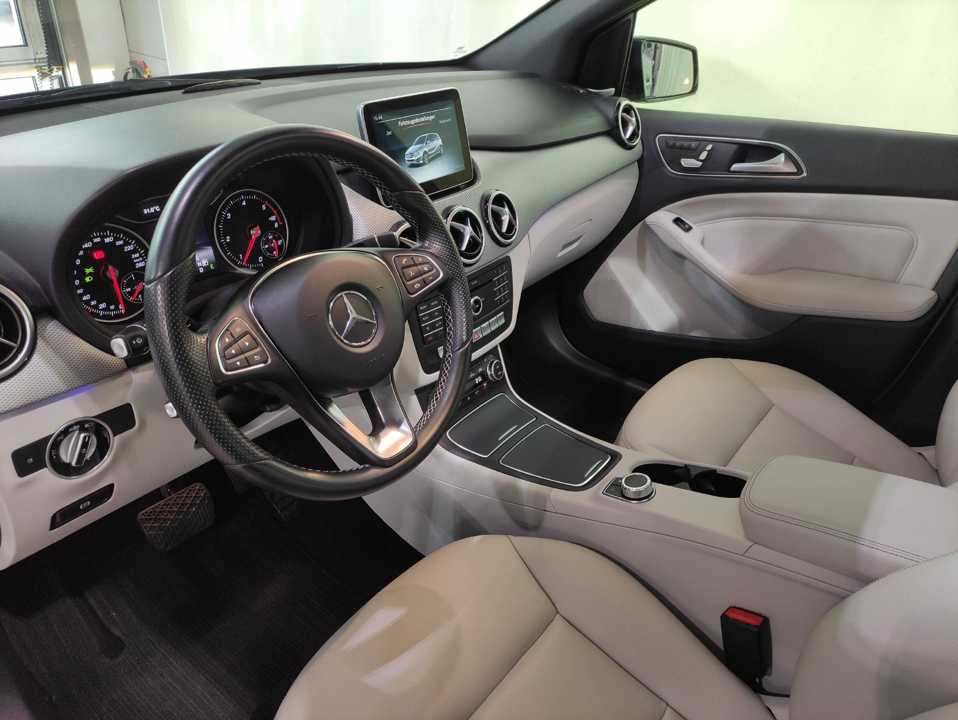 MERCEDES-BENZ B 200 CDI Urban 4matic-image-2