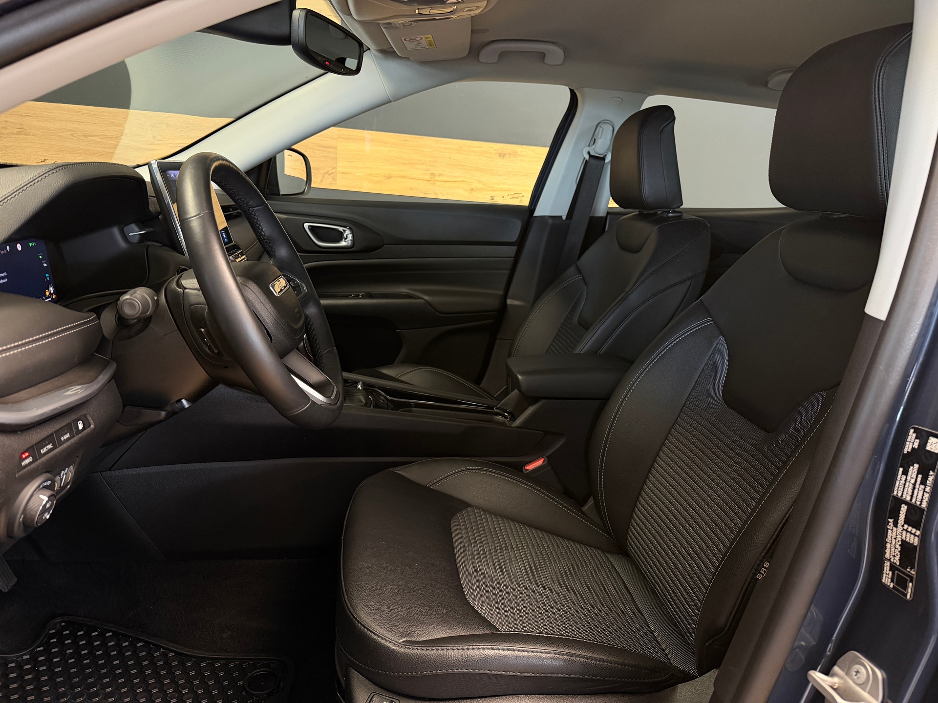 JEEP Compass 1.3 T PHEV Swiss Altitude Plus AWD-image-15