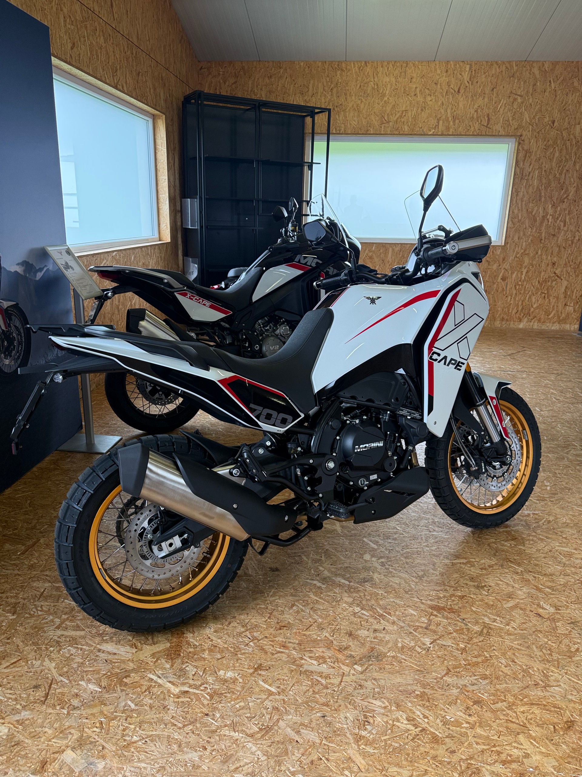 MOTO MORINI X-CAPE 700 - GOLD EDITION-image-1