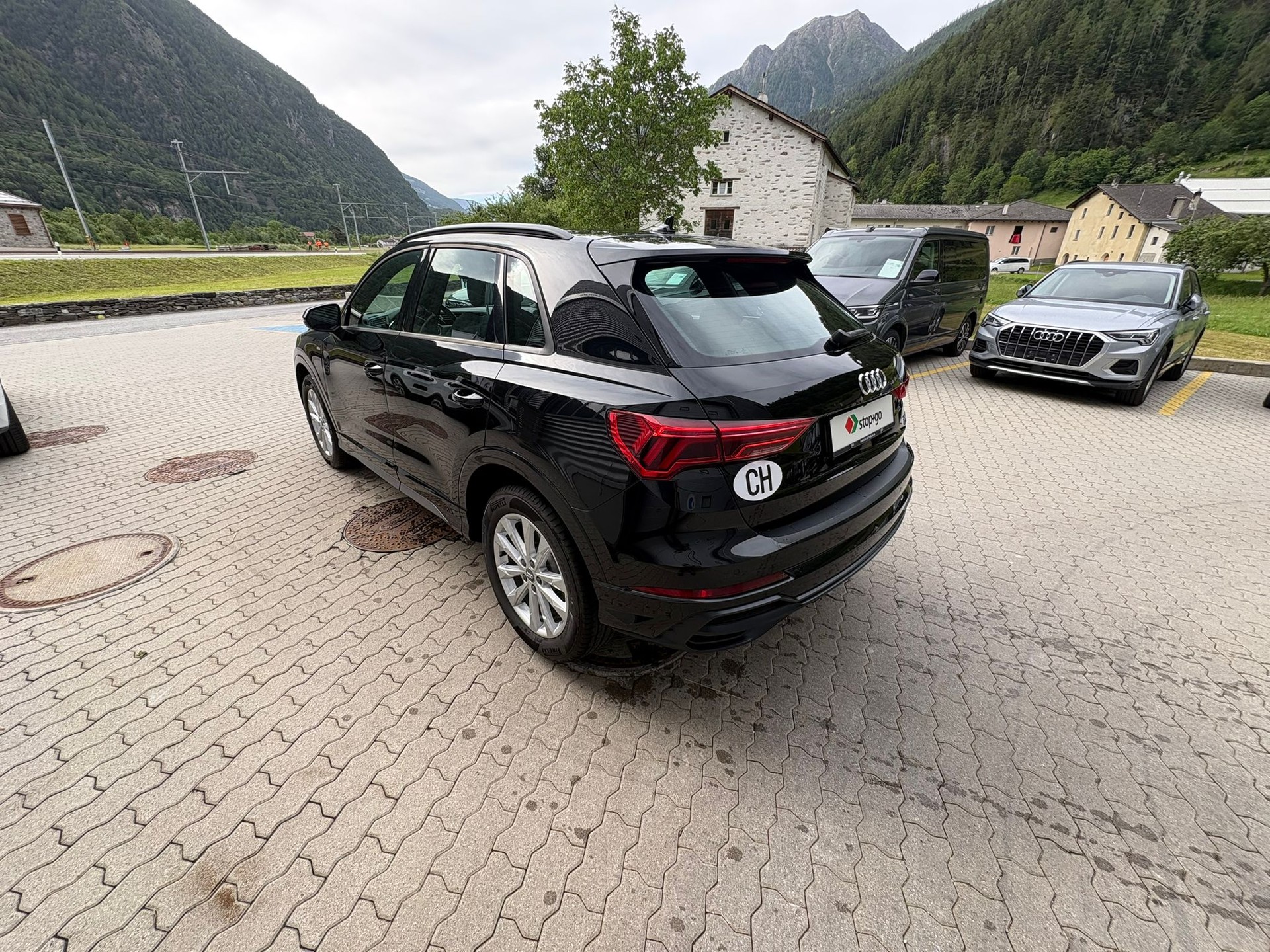 AUDI Q3 40 TFSI S line quattro S-tronic-image-5