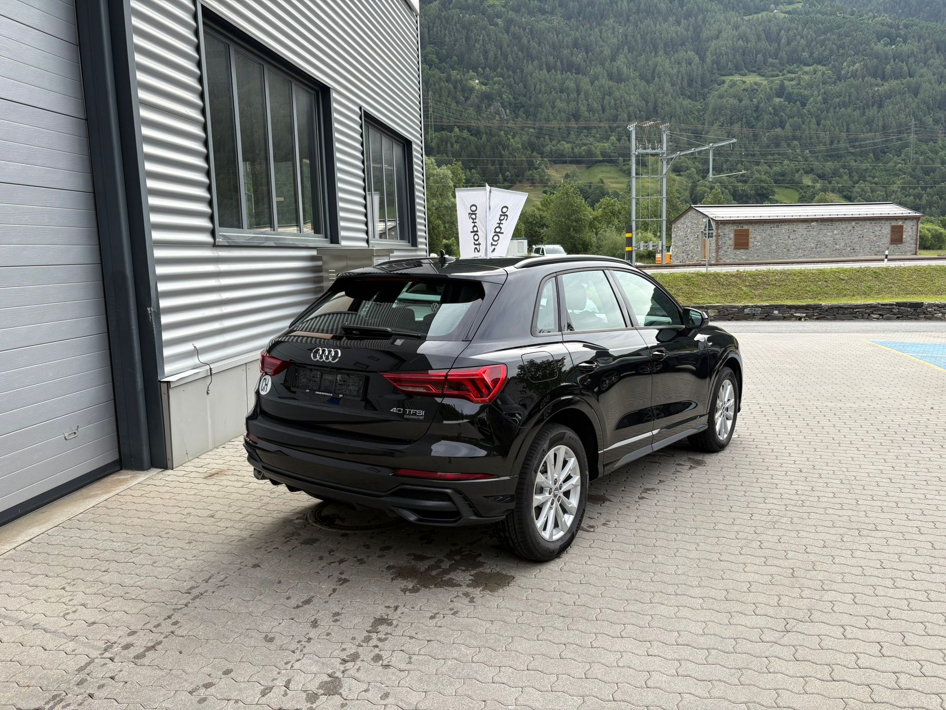 AUDI Q3 40 TFSI S line quattro S-tronic-image-2