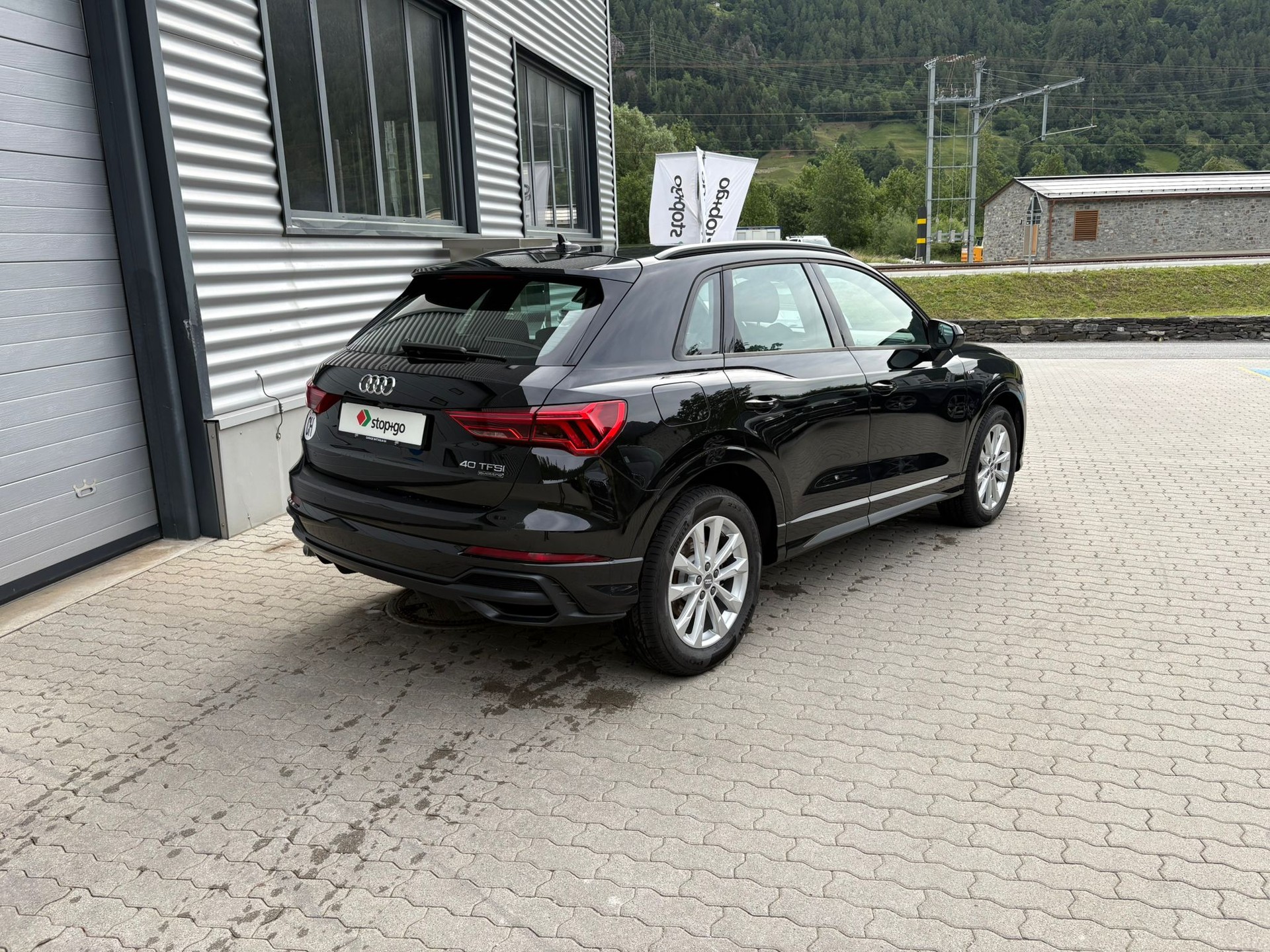 AUDI Q3 40 TFSI S line quattro S-tronic-image-4