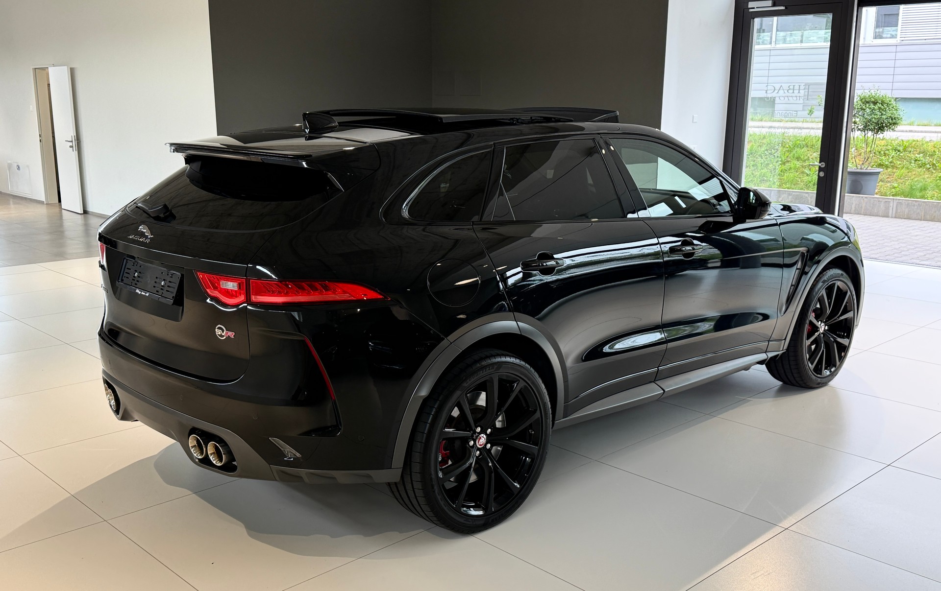 JAGUAR F-Pace 5.0 V8 SVR AWD Automatik ***CH-Fahrzeug aus 1. Hand***NP. Fr. 135'900.-***SVR-Sportsitze***All-Black***-image-45