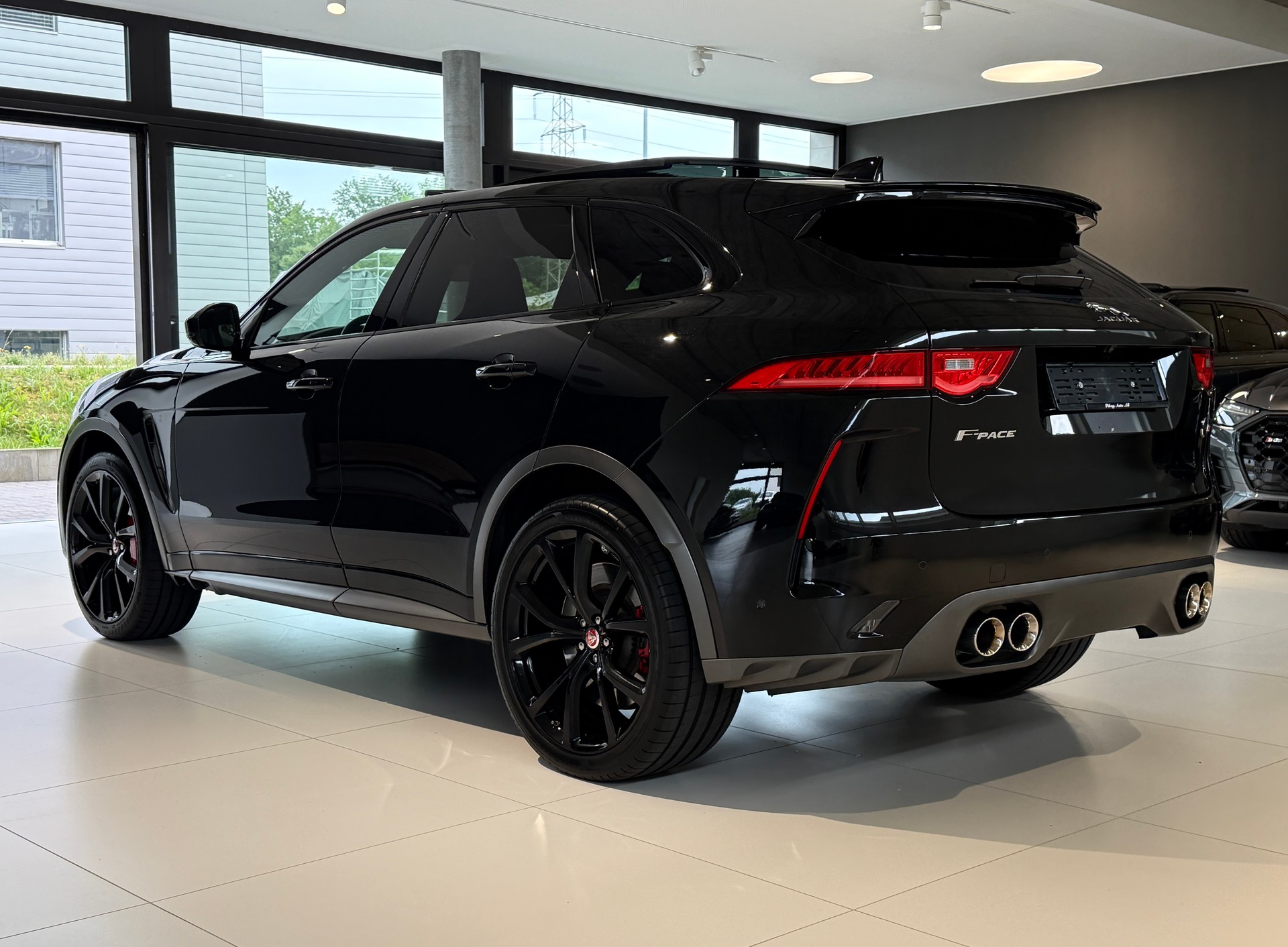 JAGUAR F-Pace 5.0 V8 SVR AWD Automatik ***CH-Fahrzeug aus 1. Hand***NP. Fr. 135'900.-***SVR-Sportsitze***All-Black***-image-40