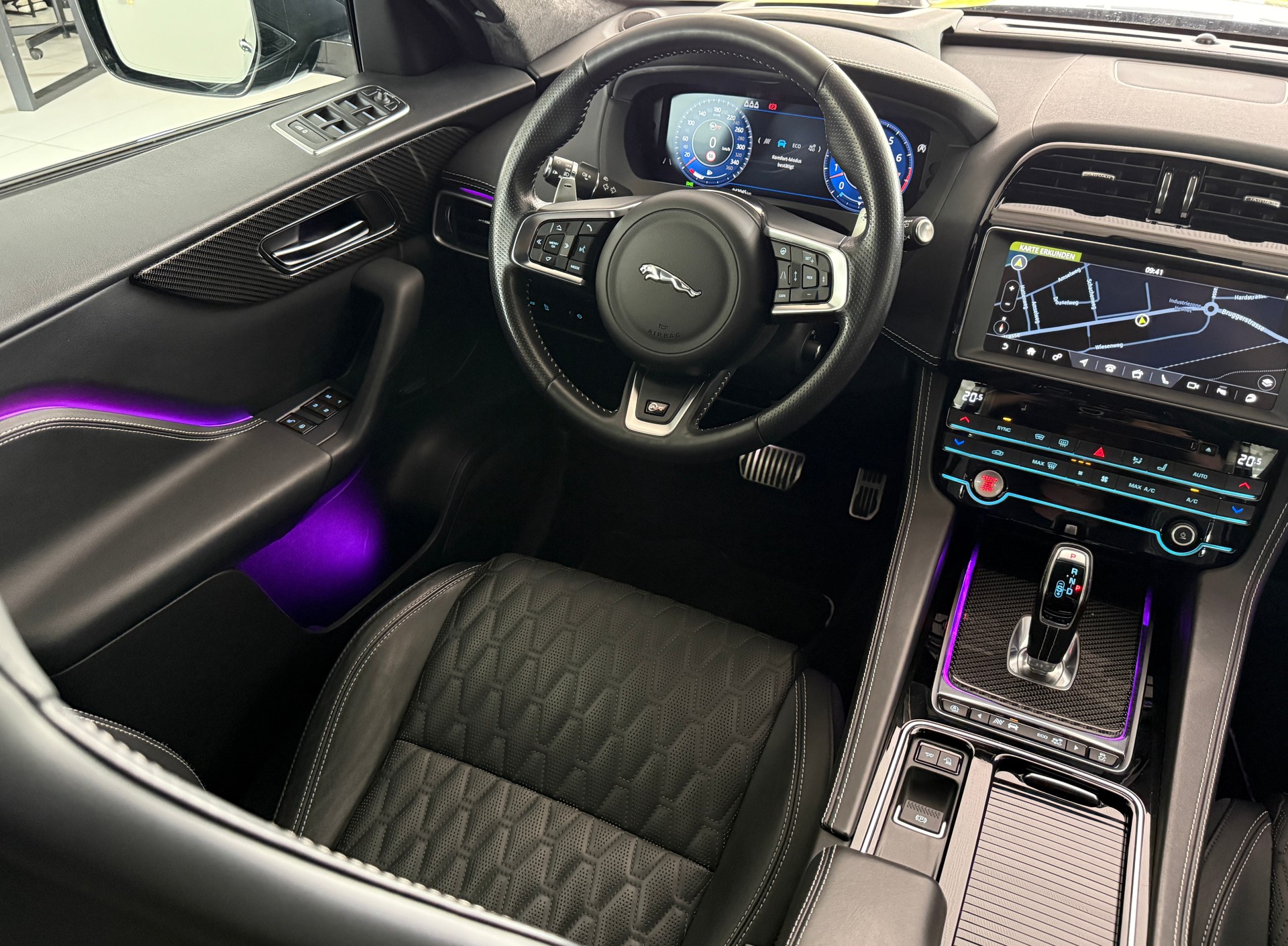 JAGUAR F-Pace 5.0 V8 SVR AWD Automatik ***CH-Fahrzeug aus 1. Hand***NP. Fr. 135'900.-***SVR-Sportsitze***All-Black***-image-17